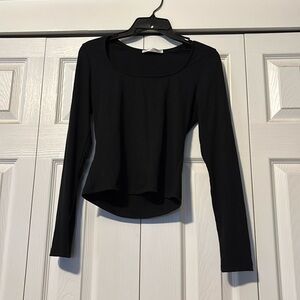Ribbed long sleeve.